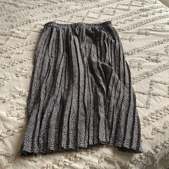 Massini women’s pleated animal print skirt - Picture 2 of 4